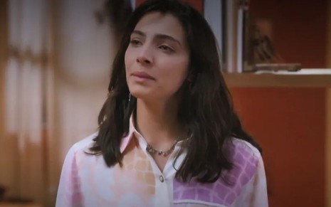 Rayssa Bratillieri com expressão séria em cena como Ísis na novela Elas por Elas