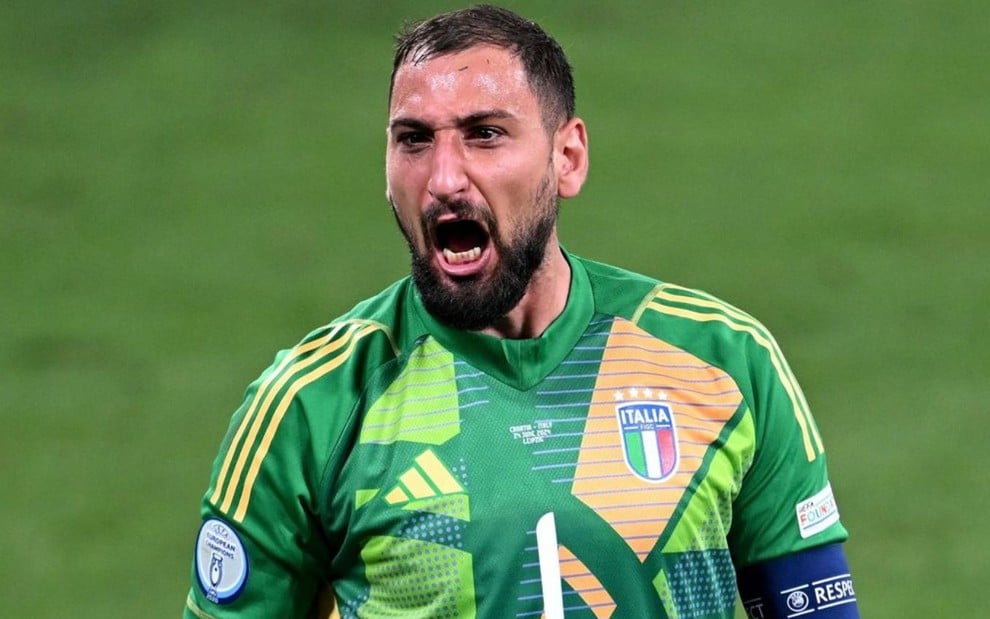 Donnarumma, da Itália, veste uniforme verde com detalhes dourados durante partida da seleção