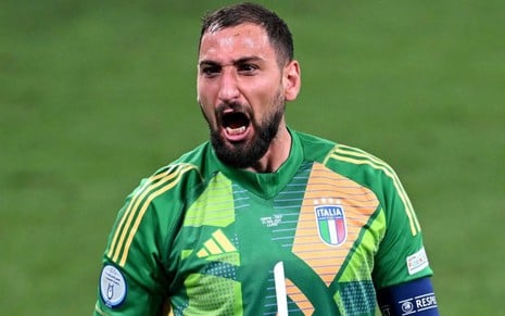 Donnarumma, da Itália, veste uniforme verde com detalhes dourados durante partida da seleção