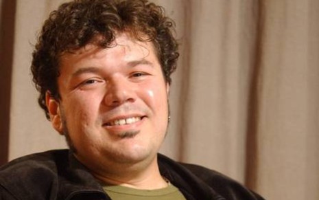 Ivo Pessoa sorrindo para a câmera, na época em que participou do Fama (2004)