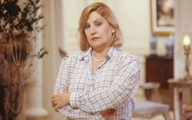 Jacqueline Laurence está de braços cruzados e encara a câmera seriamente, em imagem de divulgação da novela Top Model