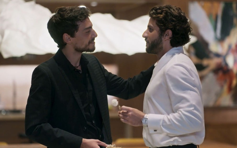 Iberê (Jaffar Bambirra) coloca as mãos no ombro de Mavi (Chay Suede) em cena da novela Mania de Você