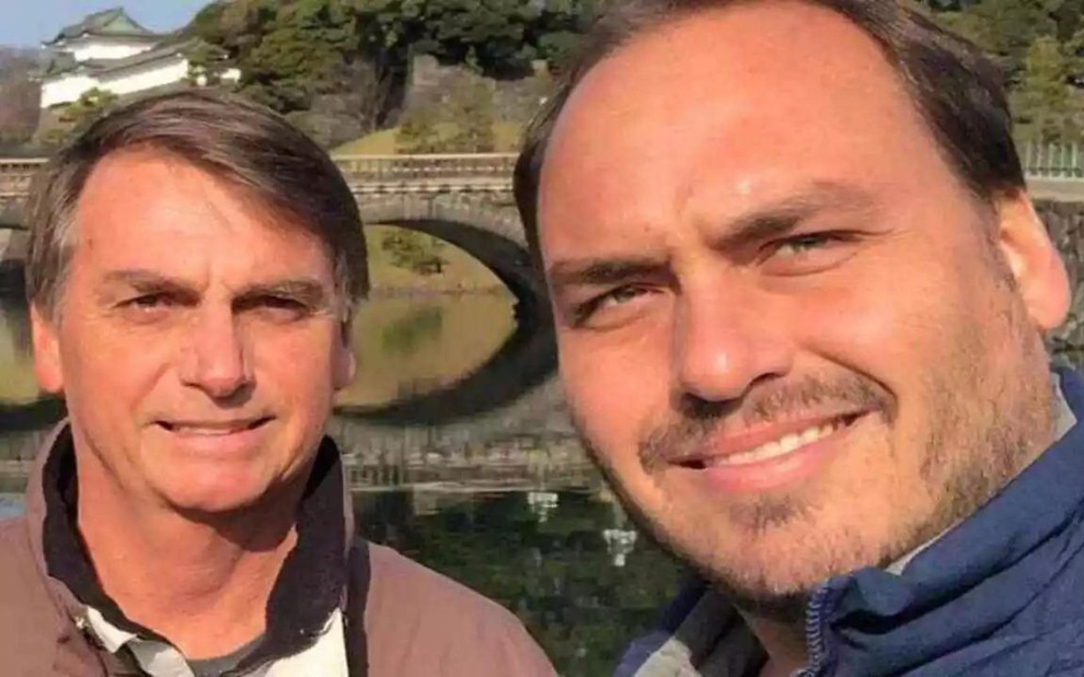 Jair e Carlos Bolsonaro sorriem em selfie