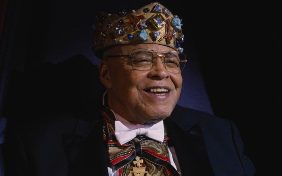 James Earl Jones veste uma coroa em imagem de divulgação dos estúdios da Amazon