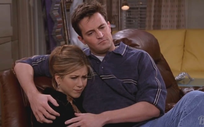 Jennifer Aniston, à esquerda, e Matthew Perry, à direita, em cena de Friends