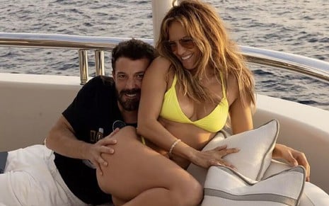 Ben Affleck e Jennifer Lopez em clima de romance num barco