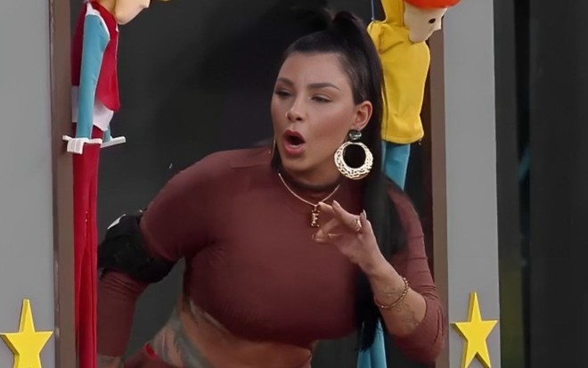Jenny Miranda gesticula em dinâmica de A Fazenda 15