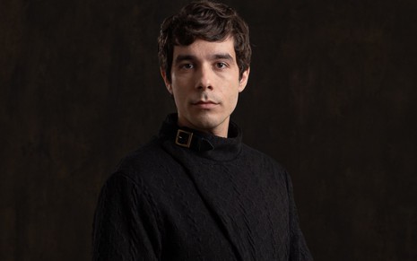 O ator Vitor Novello com expressão séria e trajes escuros caracterizado como Jeroboão, personagem da novela Reis, da Record