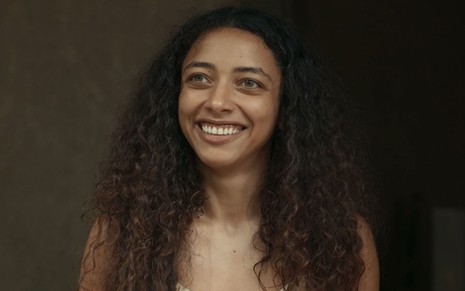 Alice Carvalho com expressão sorridente em cena da novela Renascer