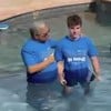 O pastor Lécio Dornas batiza João Augusto Liberato, filho de Gugu Liberato, em uma piscin