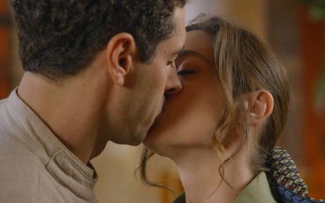 Daniel (João Baldasserini) e Mariana (Juliana Schalch) se beijam em cena da novela A Infância de Romeu e Julieta