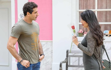 Daniel (João Baldasserini) conversa com Telma (Lis Luciddi) em cena da novela
