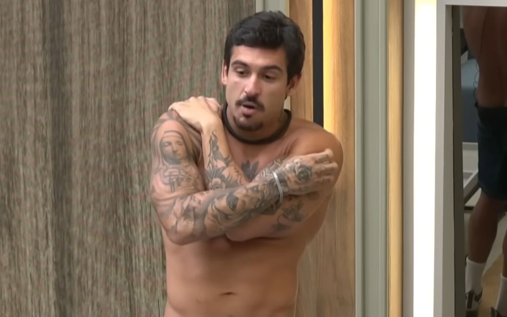 João Hadad sem camisa na Mansão de A Grande Conquista 2