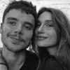 João Lucas e Sasha Meneghel com rostos colados em foto preto e branco