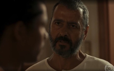 Em cena de Renascer, Marcos Palmeira está conversando com Juan Paiva, que está meio de lado