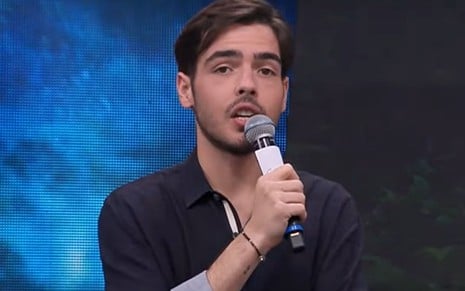 João Silva com microfone na mão