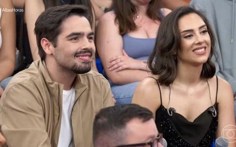 João Silva e Lara Silva, filhos de Faustão, sorrindo durante participação no Altas Horas no sábado (5)