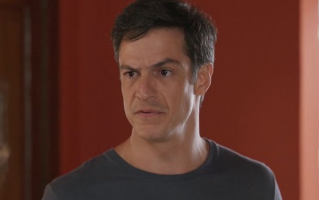 Mateus Solano com expressão séria em cena da novela Elas por Elas