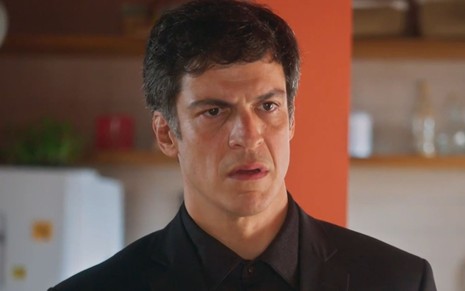 O ator Mateus Solano com expressão assustada em cena de Elas por Elas