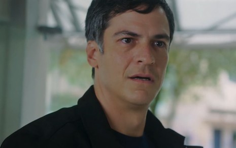 O ator Mateus Solano com expressão assustada em cena de Elas por Elas