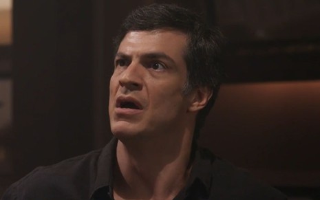 Mateus Solano com expressão assustada em cena da novela Elas por Elas