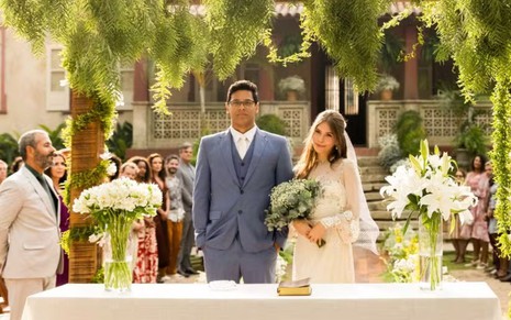 José Augusto (Renan Monteiro) e Buba (Gabriela Medeiros) em cena do casamento em Renascer