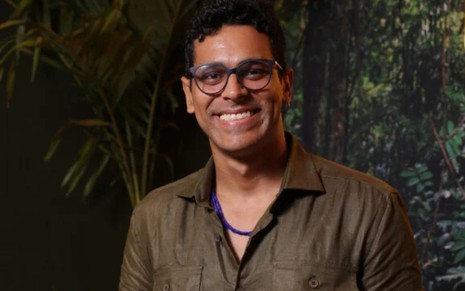 Renan Monteiro em festa de lançamento de Renascer, sorrindo