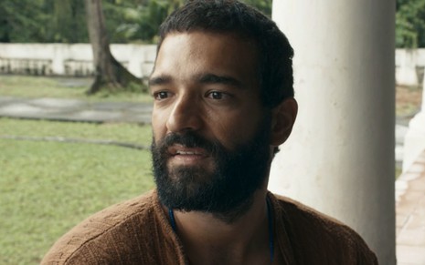 Humberto Carrão com expressão séria em cena da novela Renascer