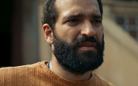 Humberto Carrão caracterizado como José Inocêncio; ele está sério em cena de Renascer