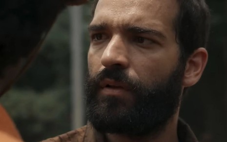 Humberto Carrão em cena como José Inocêncio em Renascer, com expressão séria