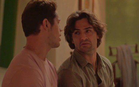 Marcelo (José Loreto) conversa com Artur (Túlio Starling) em cena da novela No Rancho Fundo