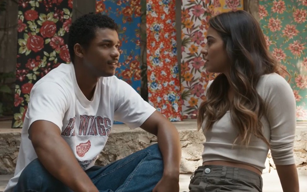 João Pedro (Juan Paiva) e Sandra (Giullia Buscacio) conversam em cena da novela Renascer