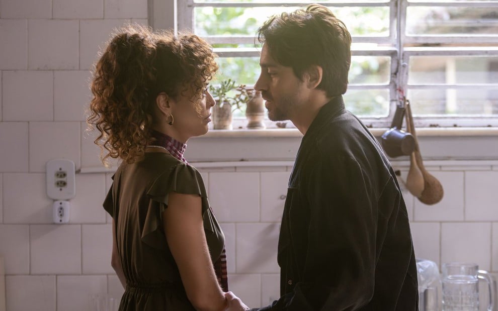 Liana (Juliana Paes) encara Oscar (Felipe Abib) em cena de Pedaço de Mim