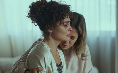 Liana (Juliana Paes) é abraçada por Silvia (Palomma Duarte) em cena de Pedaço de Mim