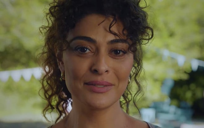 Juliana Paes está com os cabelos presos e encara a câmera, abalada