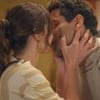 Daniel (João Baldasserini) e Mariana (Juliana Schalch) se beijam em cena da novela A Infância de Romeu e Julieta