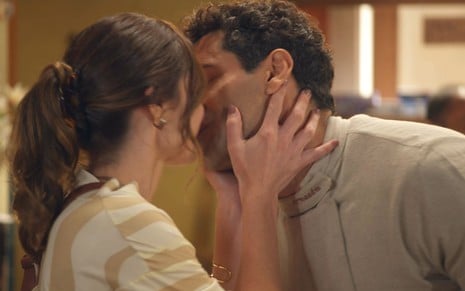 Daniel (João Baldasserini) e Mariana (Juliana Schalch) se beijam em cena da novela A Infância de Romeu e Julieta