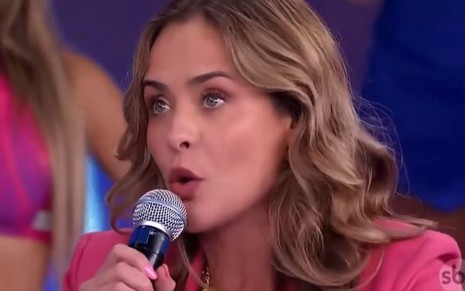 Juliana Silveira fala no microfone no Programa Silvio Santos