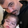 Montagem com duas fotos de Juliano Cazarré e a filha; em uma ele a abraça; em outra ela aparece deitada na maca de hospital, enquanto ele dá um leve sorriso