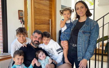 Juliano Cazarré ao lado dos filhos e da mulher, Leticia Cazarré