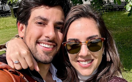 Julinho Casares e Lara Silva estão abraçados e sorridentes