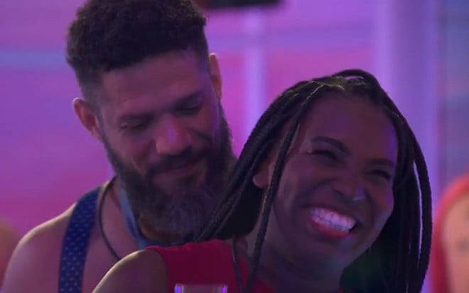 Juninho abraça Leidy Elin por trás na festa do BBB 25