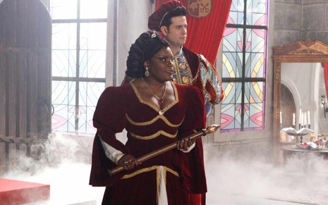 Karin Hils vestida de rainha em cena da novela A Infância de Romeu e Julieta