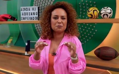 Karine Alves usa blusa rosa neon e apresenta o Esporte Espetacular