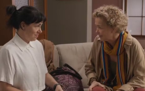 Carol (Karine Teles) e Ester (Julia Lemmertz) conversam em cena da novela Elas por Elas