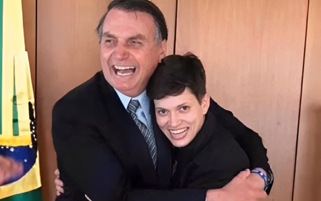 Jair Bolsonaro e Karol Eller estão abraçados