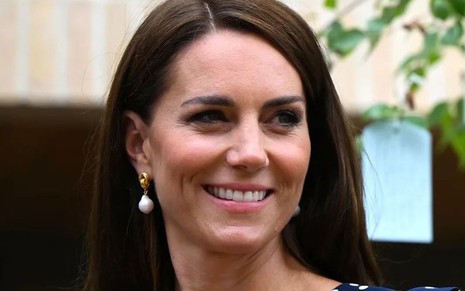 Kate Middleton sorri, em evento da família real