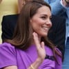 Com blusa rosa, Kate Middleton sorri e acena em maio à plateia de Wimbledon