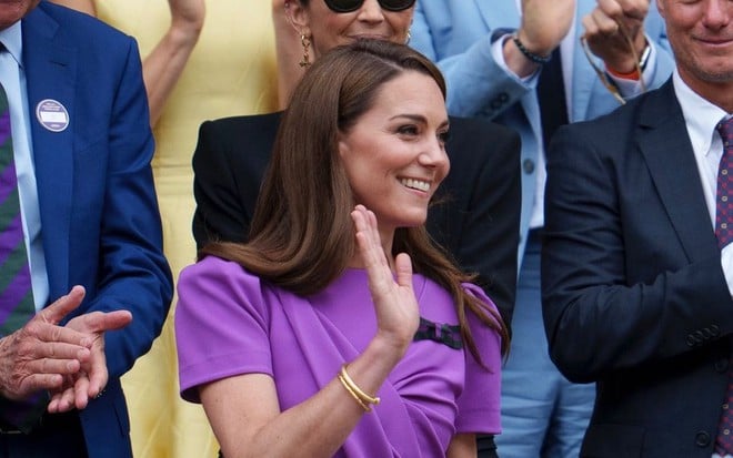 Com blusa rosa, Kate Middleton sorri e acena em maio à plateia de Wimbledon