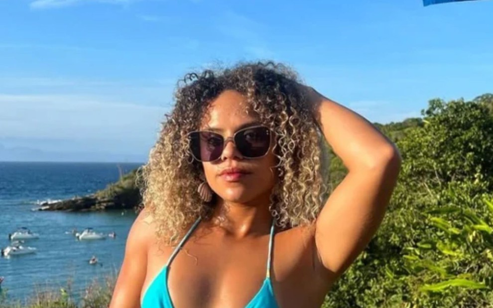 Kevelin Gomes em uma foto de biquíni em uma praia